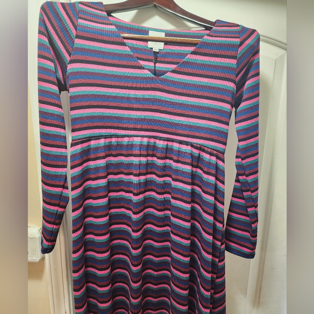 The nines by hatch striped ribbed adorable maternity vneck dress.